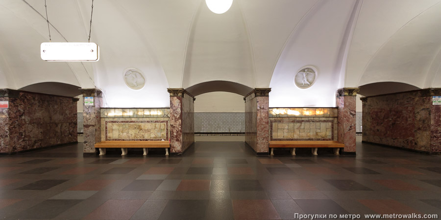 Станция Динамо (Замоскворецкая линия, Москва). Поперечный вид, проходы между пилонами из центрального зала на платформу.