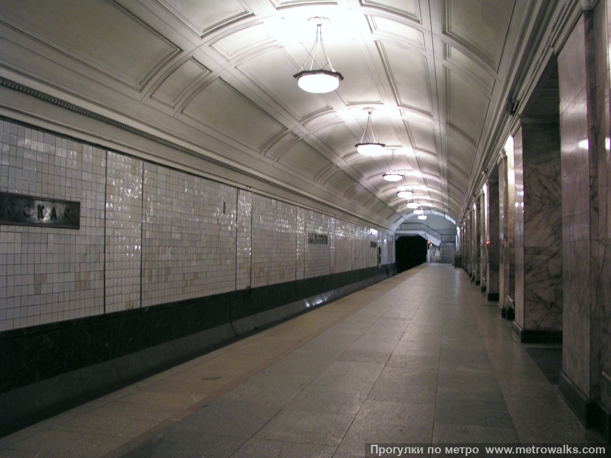 Фотография станции Белорусская (Замоскворецкая линия, Москва). Боковой зал станции и посадочная платформа, общий вид. Историческое фото (2003) до замены керамической облицовки путевых стен на мраморную.