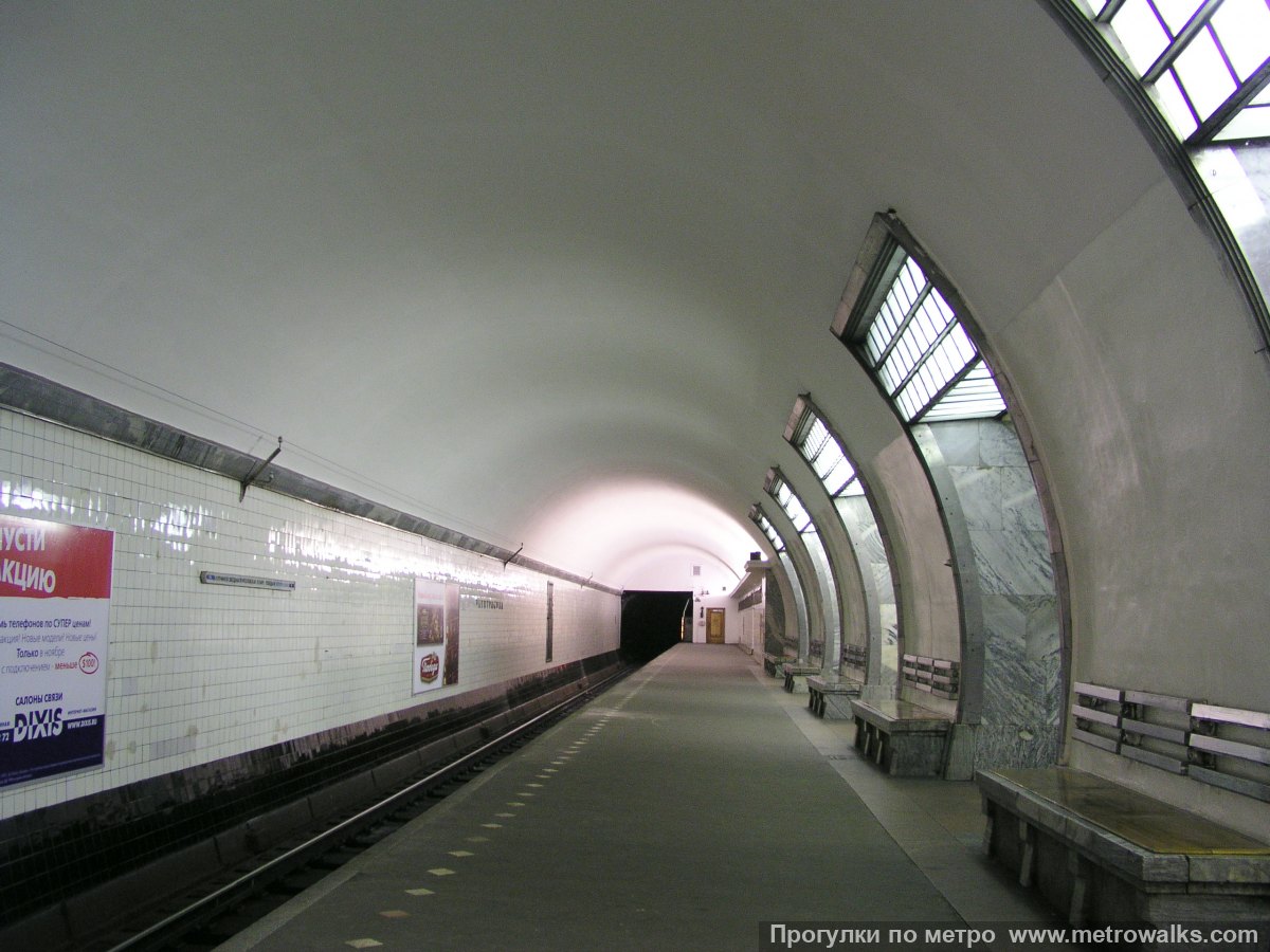 Фотография станции Электросила (Московско-Петроградская линия, Санкт-Петербург). Боковой зал станции и посадочная платформа, общий вид. Историческое фото (2003), до замены кафельной облицовки и с асфальтовым полом.