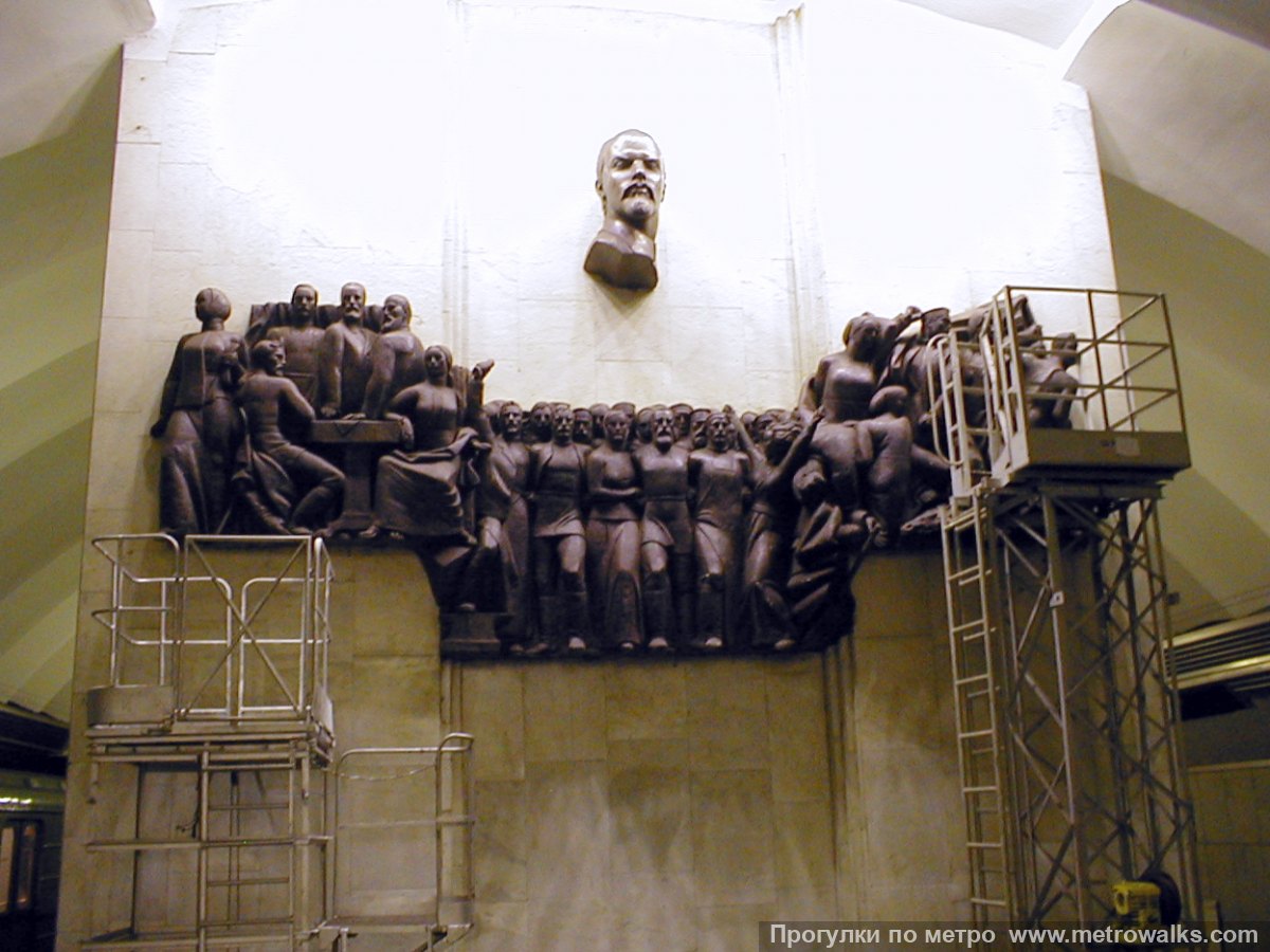 Ломоносов скульптура метро
