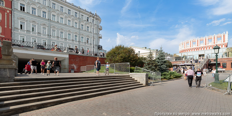 Станция Александровский сад (Филёвская линия, Москва). Общий вид окрестностей станции. Александровский сад около Кутафьей башни и Манежа.