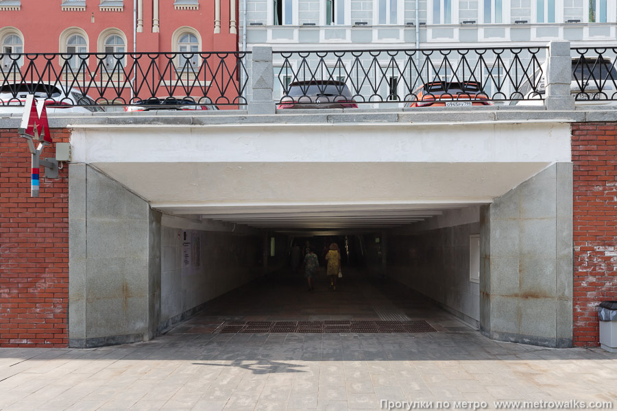 Станция Александровский сад (Филёвская линия, Москва). Вход на станцию осуществляется через подземный переход. На самом деле этот вход из Александровского сада ведёт к станции Библиотека имени Ленина, а на станцию Александровский сад — через длинные подземные переходы.