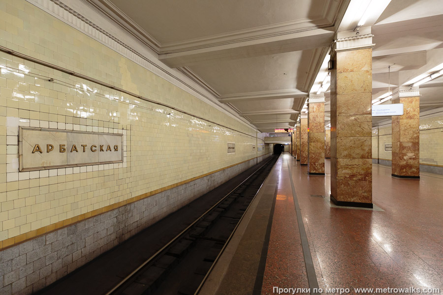 Станция Арбатская (Филёвская линия, Москва). Боковой зал станции и посадочная платформа, общий вид.