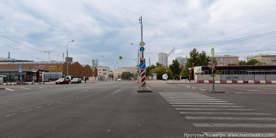 Станция Багратионовская (Филёвская линия, Москва). Общий вид окрестностей станции. У станции два одинаковых вестибюля по обе стороны улицы Барклая.