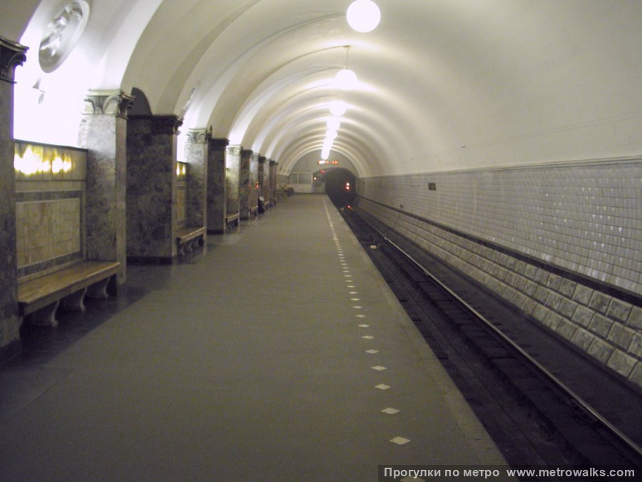 Станция Динамо (Замоскворецкая линия, Москва). Боковой зал станции и посадочная платформа, общий вид. Историческая фотография (2002), с асфальтовым полом.