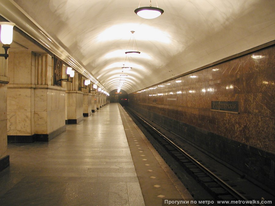 Станция Электрозаводская (Арбатско-Покровская линия, Москва). Боковой зал станции и посадочная платформа, общий вид. Историческая фотография (2002), с асфальтовым покрытием края платформы.