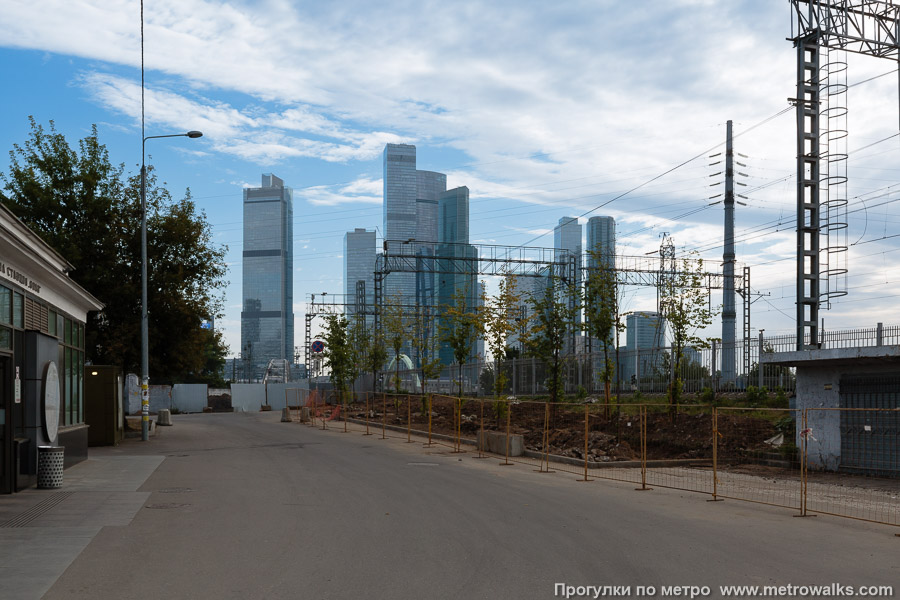 Станция Фили (Филёвская линия, Москва). Общий вид окрестностей станции. Рядом с юго-восточным вестибюлем проходят пути Белорусского направления железной дороги.