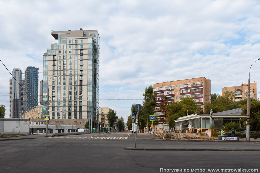 Станция Фили (Филёвская линия, Москва). Общий вид окрестностей станции. Перекрёсток Багратионовского проезда и Новозаводской улицы у северо-западного вестибюля.