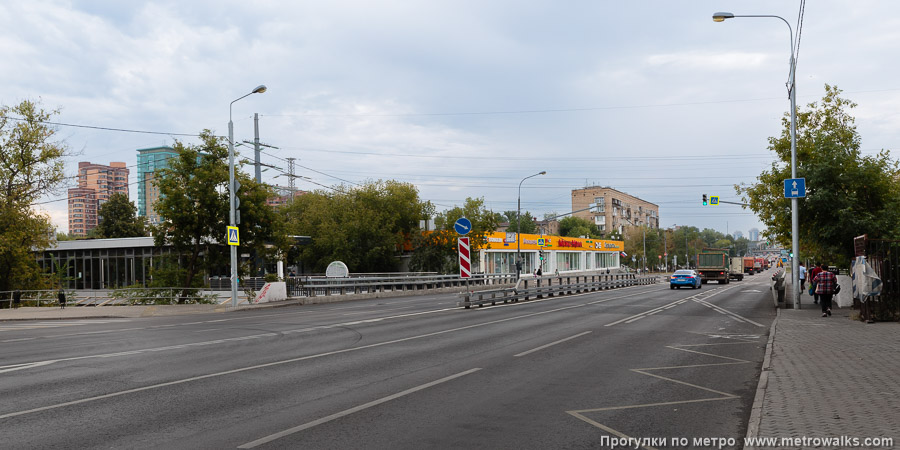 Станция Филёвский парк (Филёвская линия, Москва). Общий вид окрестностей станции. У станции два одинаковых вестибюля по обе стороны Минской улицы.