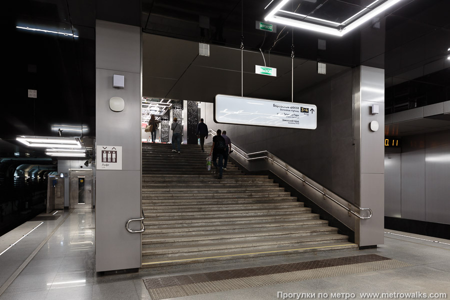 Станция Говорово (Солнцевская линия, Москва). Выход в город осуществляется по лестнице.