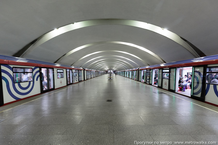 Станция Коньково (Калужско-Рижская линия, Москва). Продольный вид по оси станции. Для разнообразия — с поездами модели 81-775 / 776 / 777 «Москва-2020».