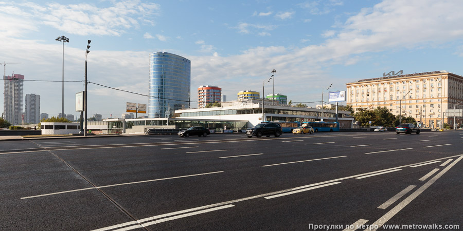 Станция Кутузовская (Филёвская линия, Москва). Общий вид окрестностей станции. Кутузовский проспект, проходящий над станцией.