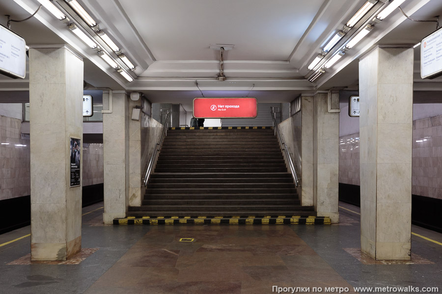 Станция Ленинский проспект (Калужско-Рижская линия, Москва). В центре зала — переход на станцию МЦК Гагаринскую.