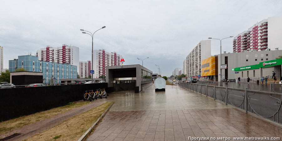 Станция Новопеределкино (Солнцевская линия, Москва). Общий вид окрестностей станции. У северо-восточного входа.