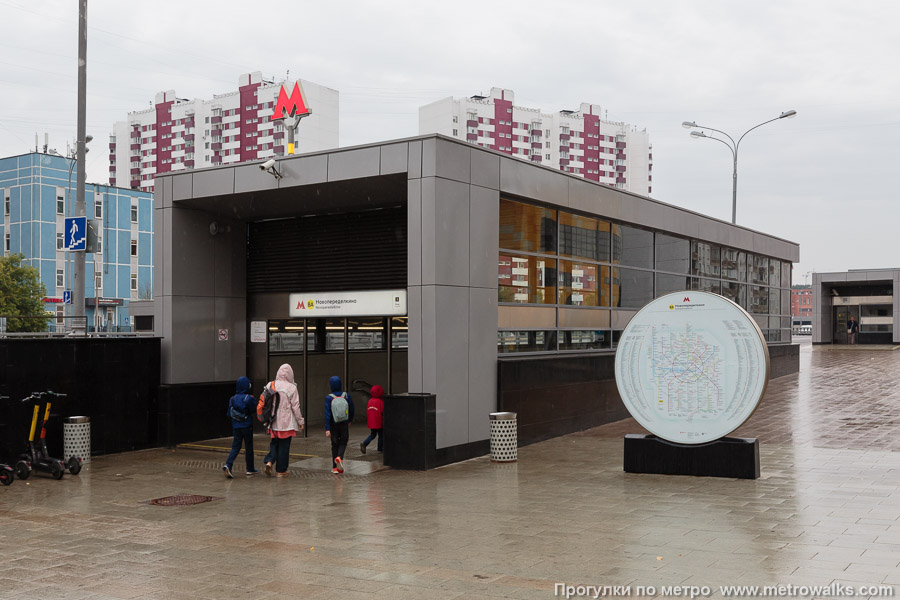 Станция Новопеределкино (Солнцевская линия, Москва). Вход на станцию осуществляется через подземный переход.