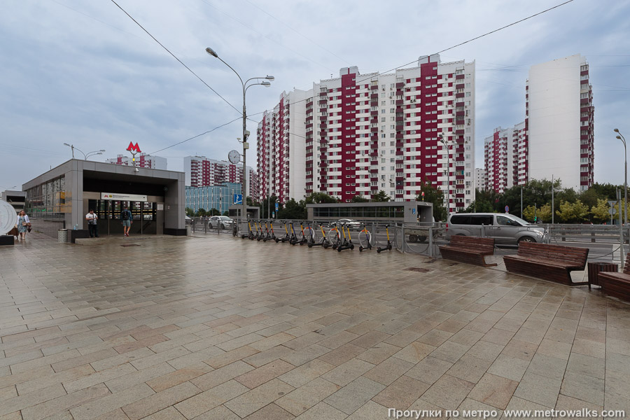 Станция Новопеределкино (Солнцевская линия, Москва). Общий вид окрестностей станции. Юго-западный вход у перекрёстка Боровского шоссе с улицей Шолохова.