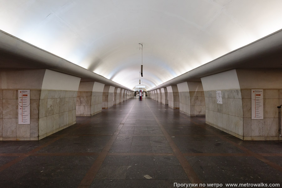 Станция Октябрьская (Калужско-Рижская линия, Москва). Продольный вид центрального зала.