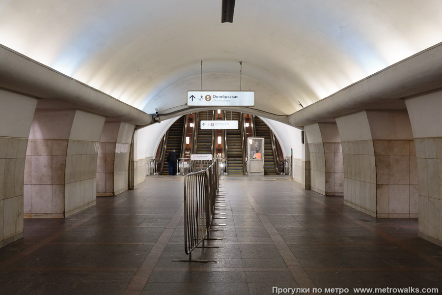 Станция Октябрьская (Калужско-Рижская линия, Москва). В южном торце центрального зала — переход на одноимённую станцию Кольцевой линии.