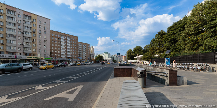 Станция Октябрьская (Калужско-Рижская линия, Москва). Общий вид окрестностей станции. Улица Большая Якиманка.