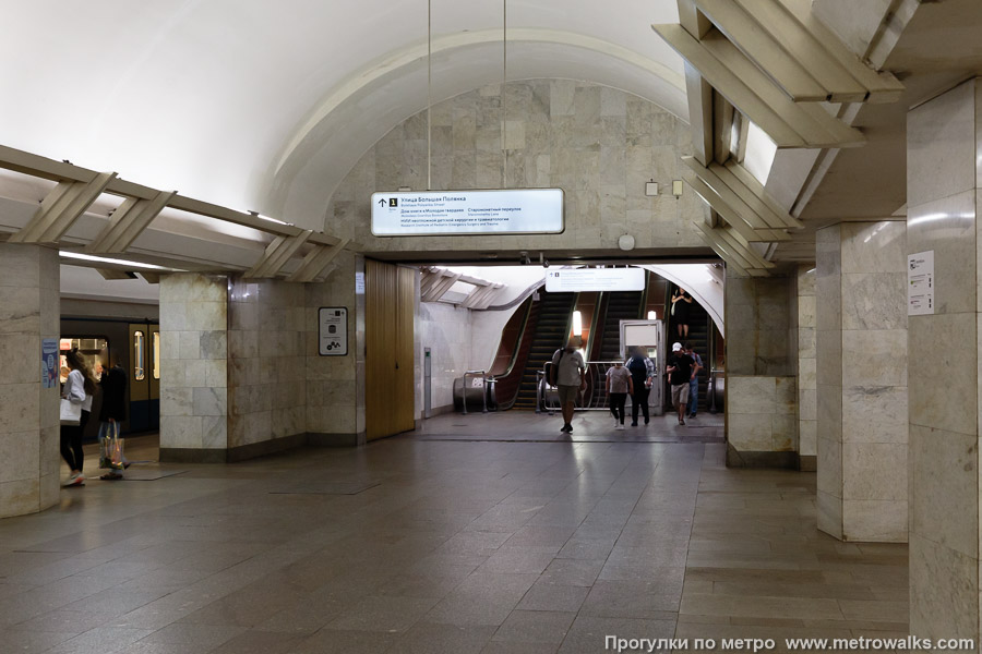 Станция Полянка (Серпуховско-Тимирязевская линия, Москва). Выход в город, эскалаторы начинаются прямо с уровня платформы.