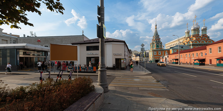 Станция Полянка (Серпуховско-Тимирязевская линия, Москва). Общий вид окрестностей станции. Улица Большая Полянка.