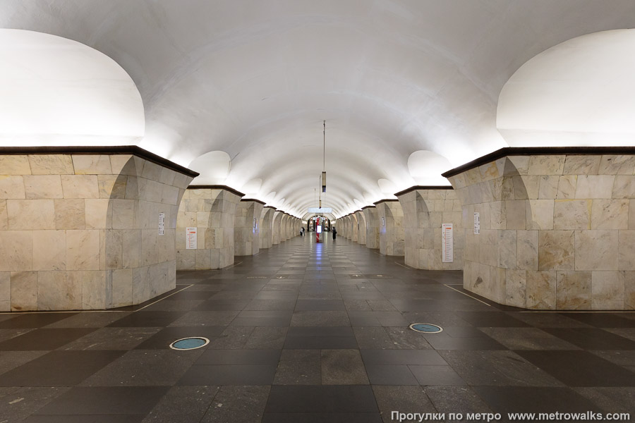 Станция Проспект Мира (Калужско-Рижская линия, Москва). Продольный вид центрального зала.