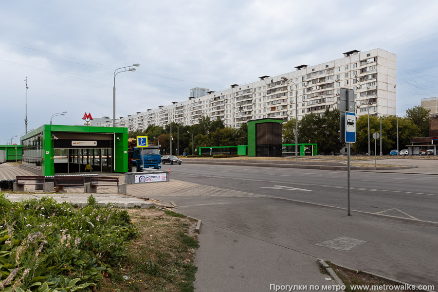 Станция Раменки (Солнцевская линия, Москва). Общий вид окрестностей станции. Юго-западный вход на Мичуринском проспекте в середине квартала.