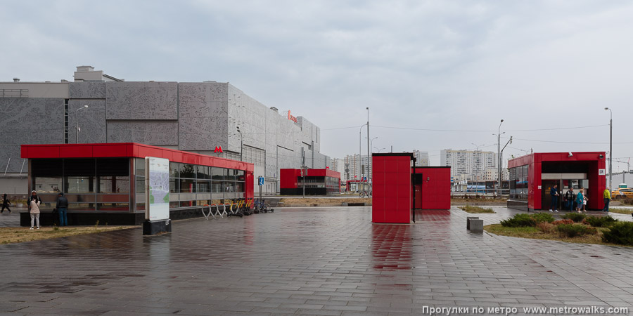 Станция Рассказовка (Солнцевская линия, Москва). Общий вид окрестностей станции. На заднем плане — ТПУ (большая автобусная остановка) «Рассказовка» у восточного входа.