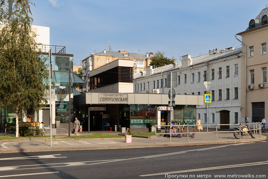 Станция Серпуховская (Серпуховско-Тимирязевская линия, Москва). Вход на станцию осуществляется через подземный переход.