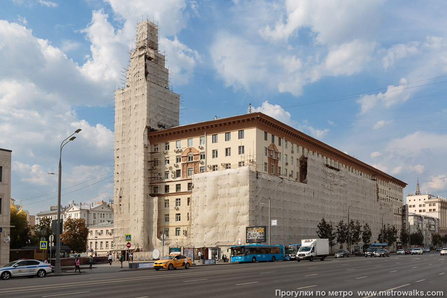 Станция Смоленская (Филёвская линия, Москва). Общий вид окрестностей станции. Вестибюль встроен в здание, которое на этом снимке закрыто на ремонт.