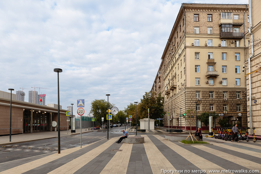 Станция Студенческая (Филёвская линия, Москва). Общий вид окрестностей станции. Киевская улица у Можайского переулка.