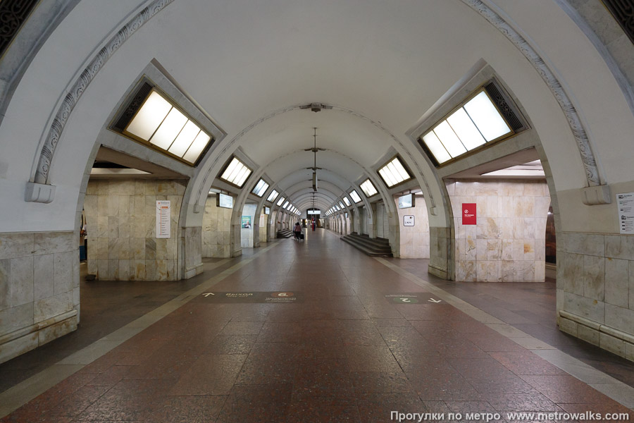 Станция Третьяковская (Калужско-Рижская линия, Москва). Продольный вид центрального зала. Северный “круглый” зал (новый). Сюда прибывают поезда с северного и восточного направлений.