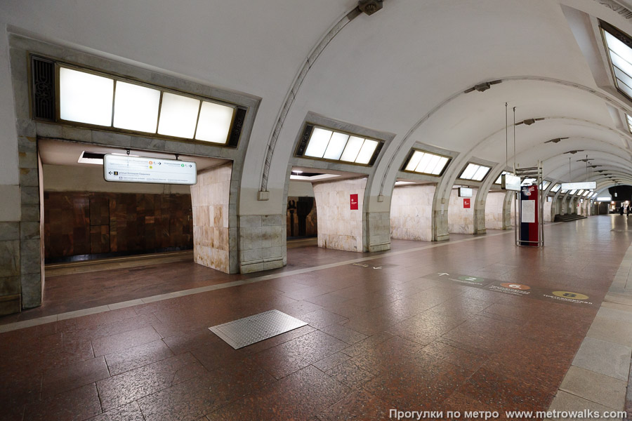 Станция Третьяковская (Калужско-Рижская линия, Москва). Вид по диагонали. В северном “круглом” зале.