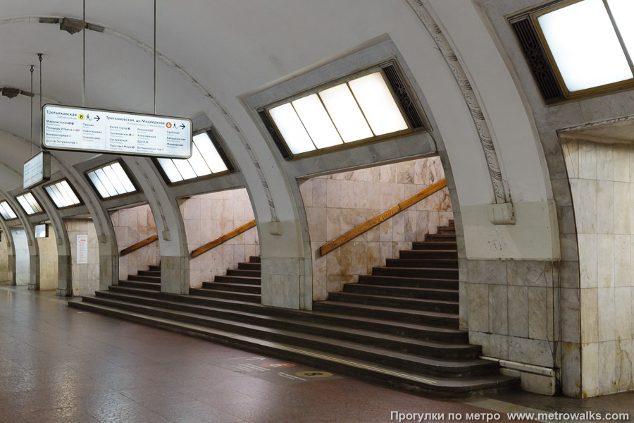 Станция Третьяковская (Калужско-Рижская линия, Москва). Около перехода между двумя залами станции.