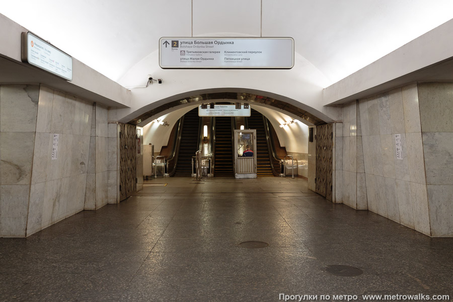 Станция Третьяковская (Калужско-Рижская линия, Москва). Выход в город, эскалаторы начинаются прямо с уровня платформы.