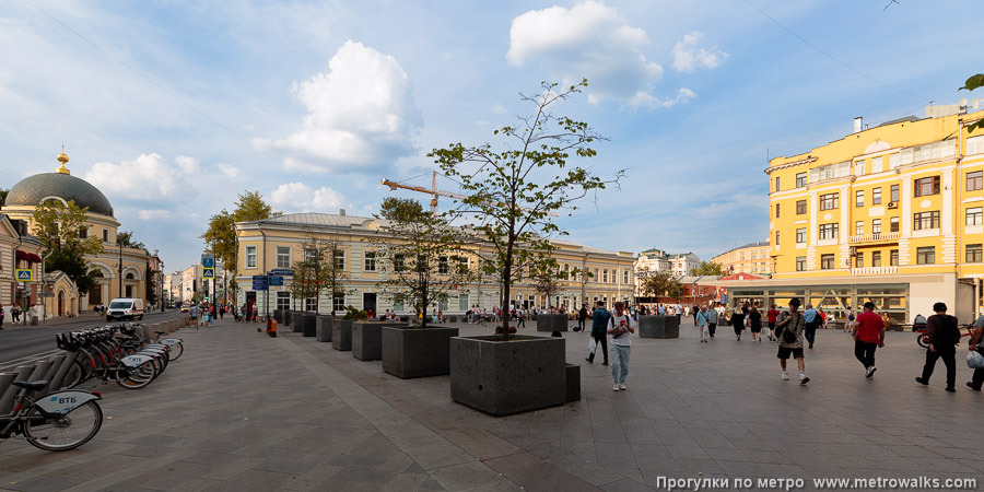 Станция Третьяковская (Калужско-Рижская линия, Москва). Общий вид окрестностей станции. Площадь у перекрёстка улицы Большой Ордынки с Климентовским переулком.