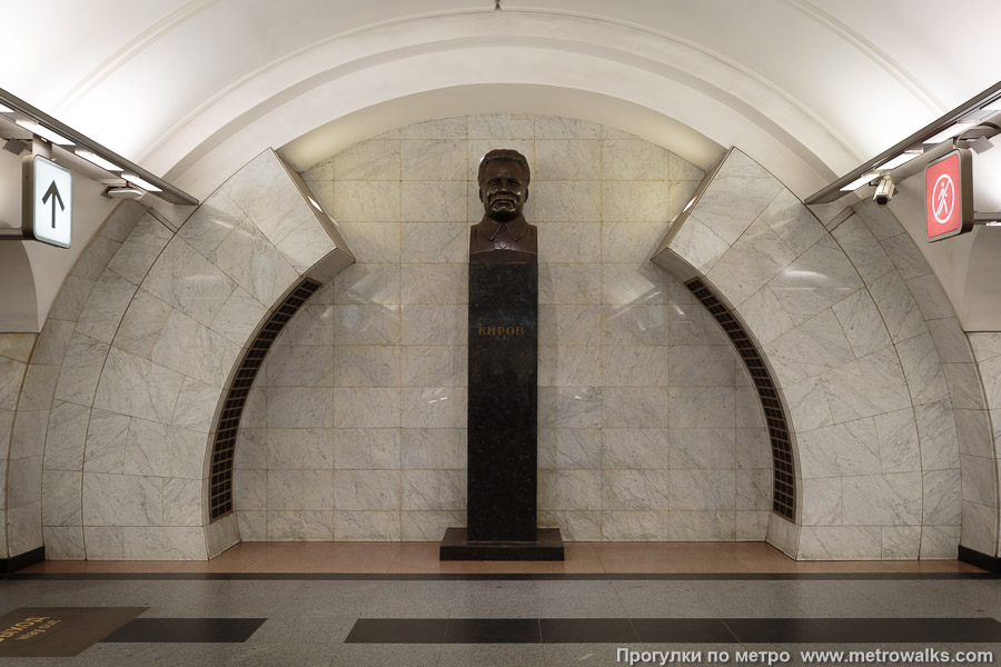 Станция Тургеневская (Калужско-Рижская линия, Москва). В переходе на станцию Сретенский бульвар стоит памятник С. М. Кирову, ранее находившийся на станции Кировской (Чистые пруды).