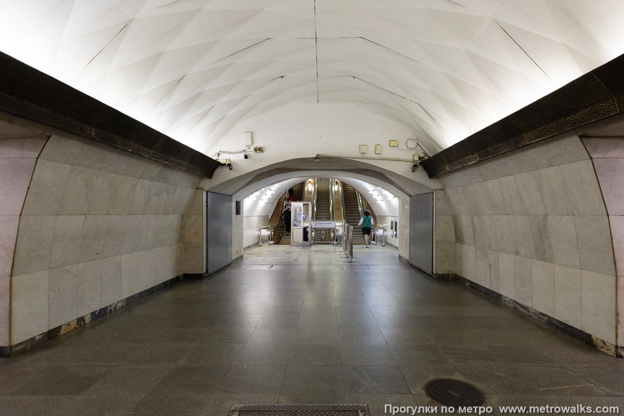 Станция Тургеневская (Калужско-Рижская линия, Москва). Выход в город, эскалаторы начинаются прямо с уровня платформы.