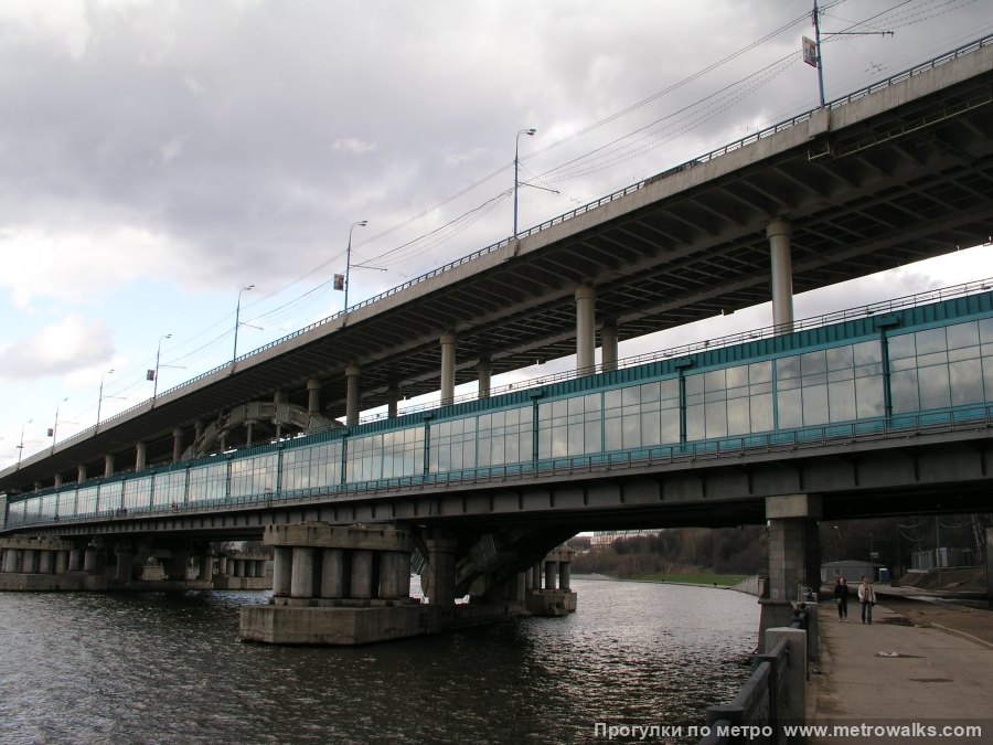 Станция Воробьёвы горы (Сокольническая линия, Москва). Вид станции снаружи. Историческое фото 2003 года: видны опоры временного моста, оставшиеся со времён реконструкции станции.