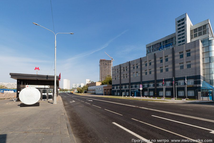 Станция Воронцовская (Большая кольцевая линия, Москва). Общий вид окрестностей станции. Улица Академика Семенихина (у западного входа).