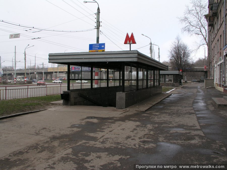 Станция Пролетарская (Автозаводско-Нагорная линия, Нижний Новгород). Историческое фото (2003) до возведения торгового павильона над спуском на станцию.