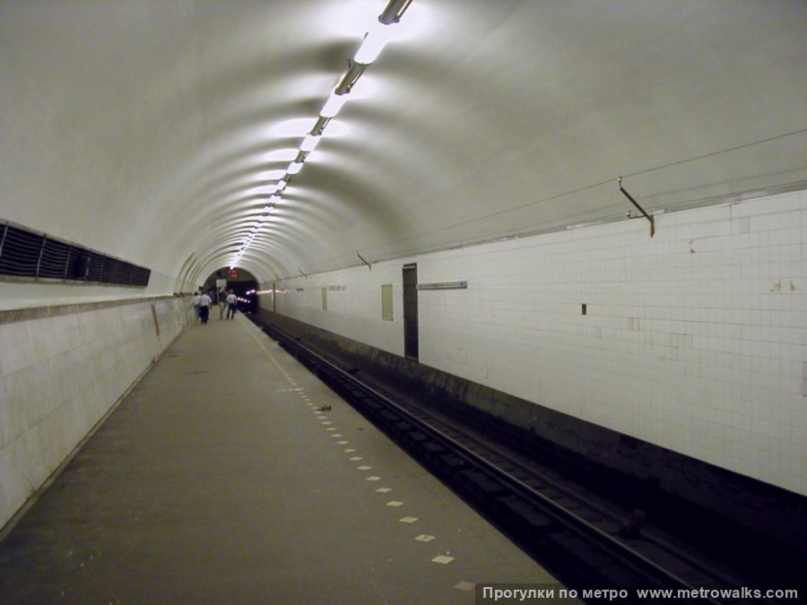 Станция Фрунзенская (Московско-Петроградская линия, Санкт-Петербург). Боковой зал станции и посадочная платформа, общий вид. Исторический снимок (2001), до замены кафельной облицовки и с асфальтовым полом.