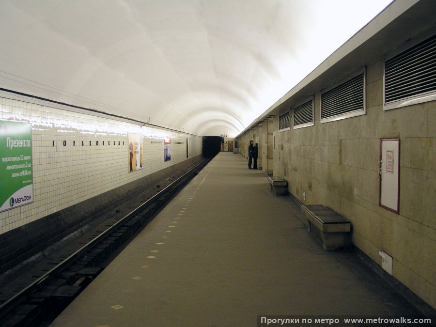 Станция Горьковская (Московско-Петроградская линия, Санкт-Петербург). Боковой зал станции и посадочная платформа, общий вид. Историческое фото (2003) до замены кафельной облицовки и с асфальтовым полом.