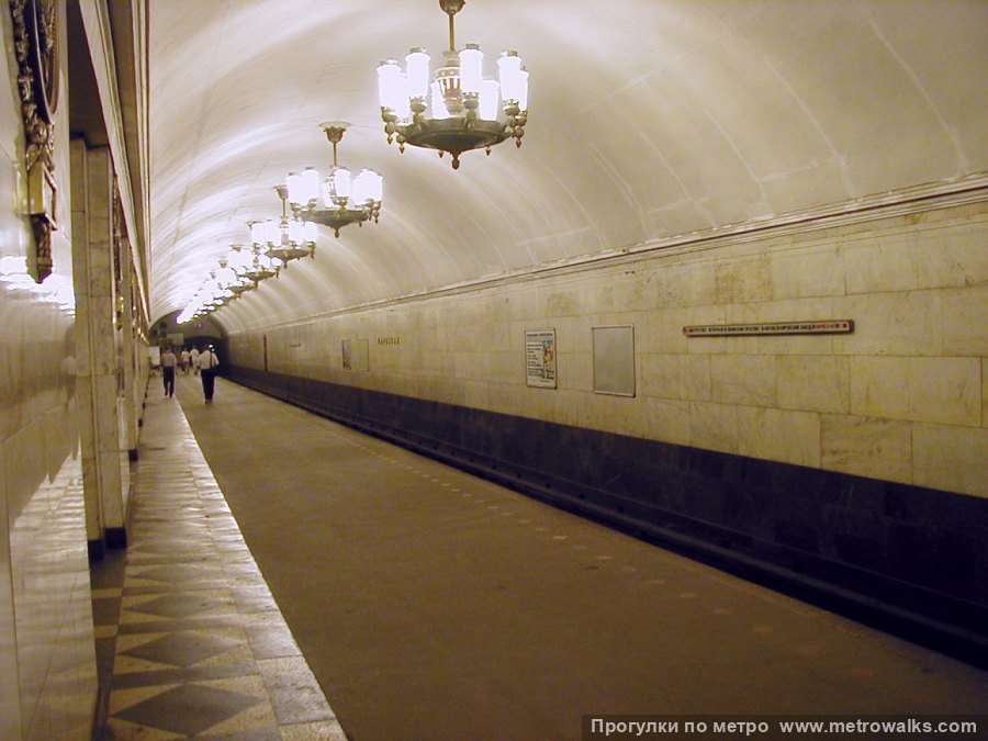 Станция Нарвская (Кировско-Выборгская линия, Санкт-Петербург). Боковой зал станции и посадочная платформа, общий вид. Историческое фото (2001) с асфальтовым полом.