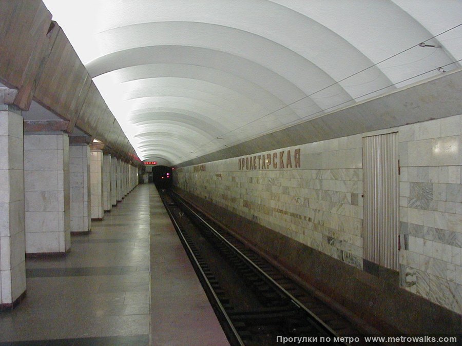 Станция Пролетарская (Невско-Василеостровская линия, Санкт-Петербург). Боковой зал станции и посадочная платформа, общий вид. Историческое фото (2002) без зелёной полосы.