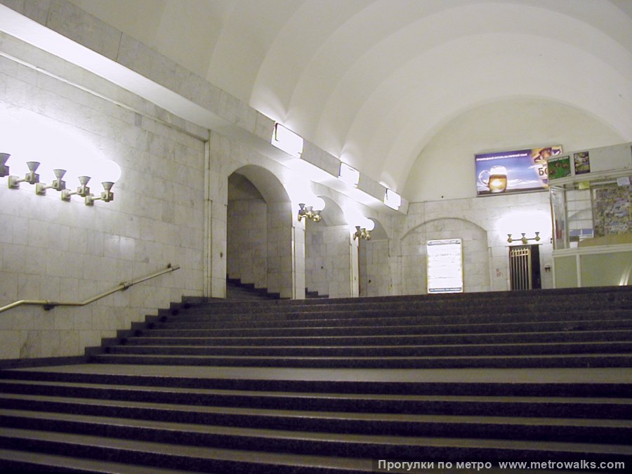 Станция Проспект Просвещения (Московско-Петроградская линия, Санкт-Петербург). Выход в город, лестница из центрального зала станции в переходный коридор к эскалаторам. Историческое фото с условно белым освещением (2001).