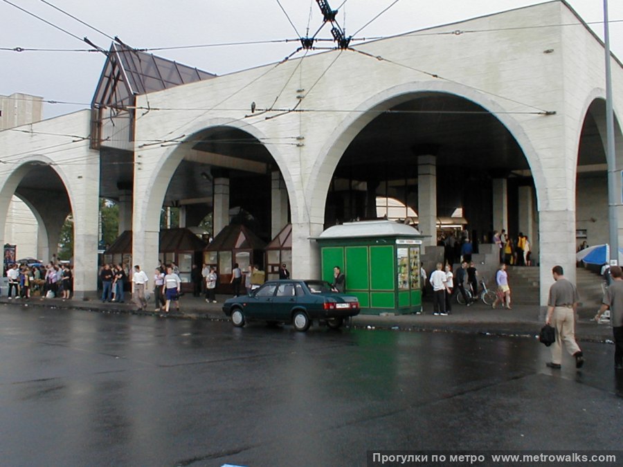 Станция Старая Деревня (Фрунзенско-Приморская линия, Санкт-Петербург). Наземный вестибюль станции. Историческое фото (2001): до постройки торгового комплекса под аркадой.