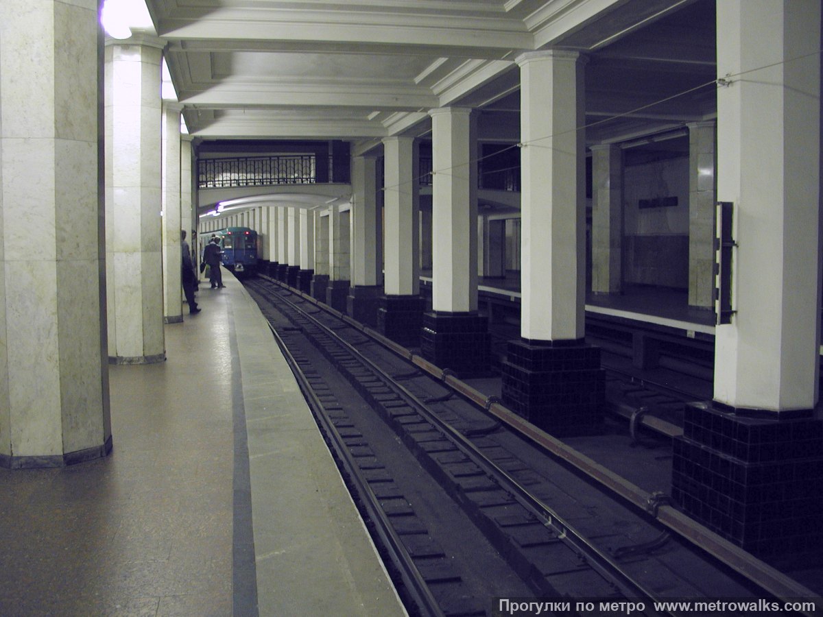 Фотография станции Александровский сад (Филёвская линия, Москва). Продольный вид вдоль края платформы. Исторический снимок (2002) с поездом из вагонов моделей Е*, которые на этой линии уже не эксплуатируются.