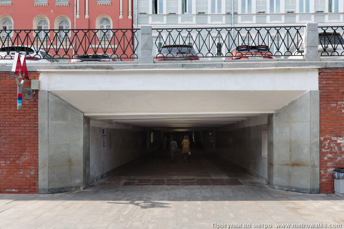 Фотография станции Александровский сад (Филёвская линия, Москва). Вход на станцию осуществляется через подземный переход. На самом деле этот вход из Александровского сада ведёт к станции Библиотека имени Ленина, а на станцию Александровский сад — через длинные подземные переходы.