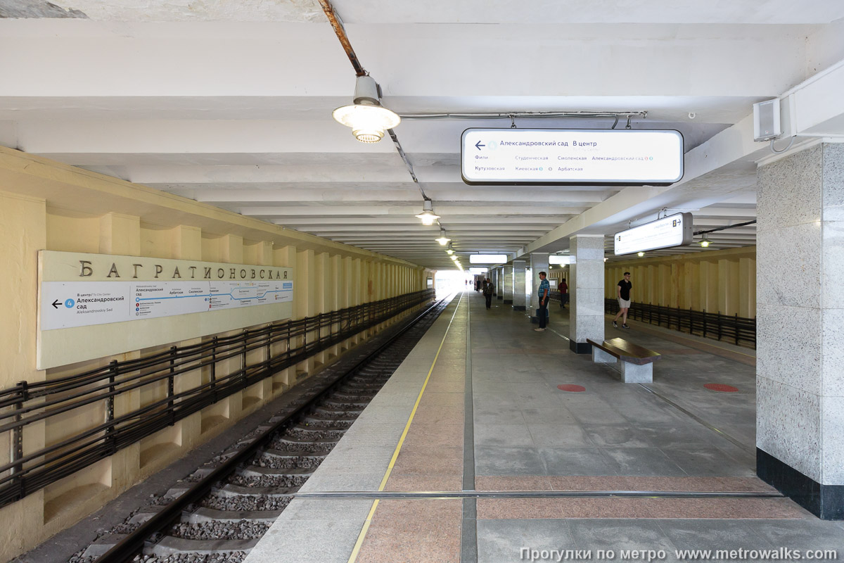 Фотография станции Багратионовская (Филёвская линия, Москва). Продольный вид вдоль края платформы.